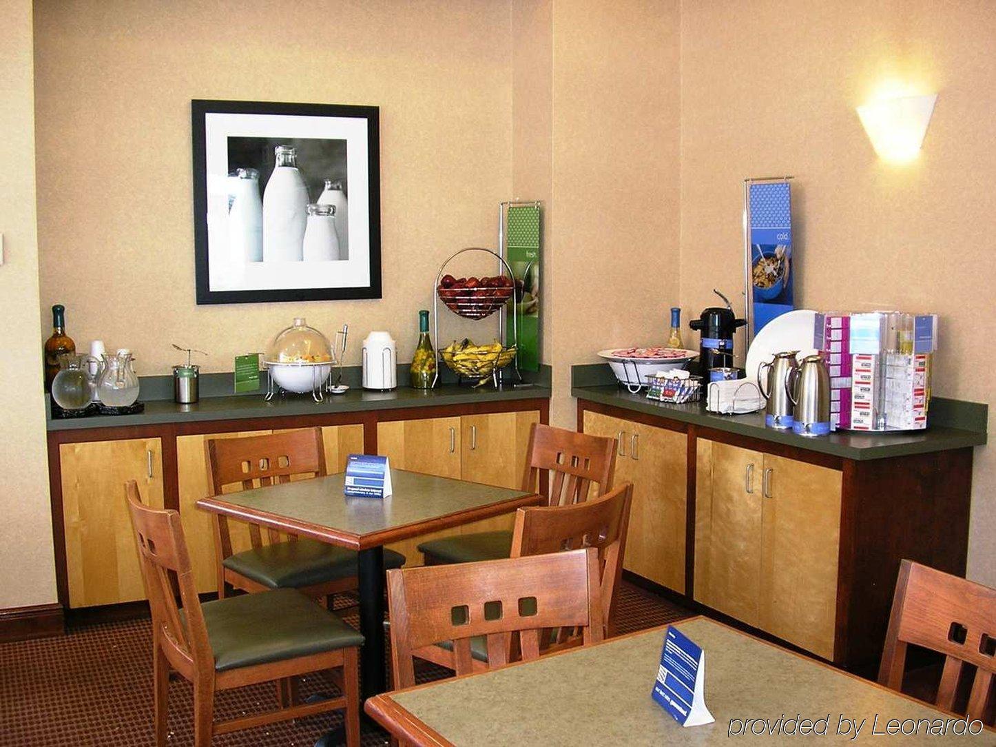 Hampton Inn Cleveland-Downtown Restaurant photo