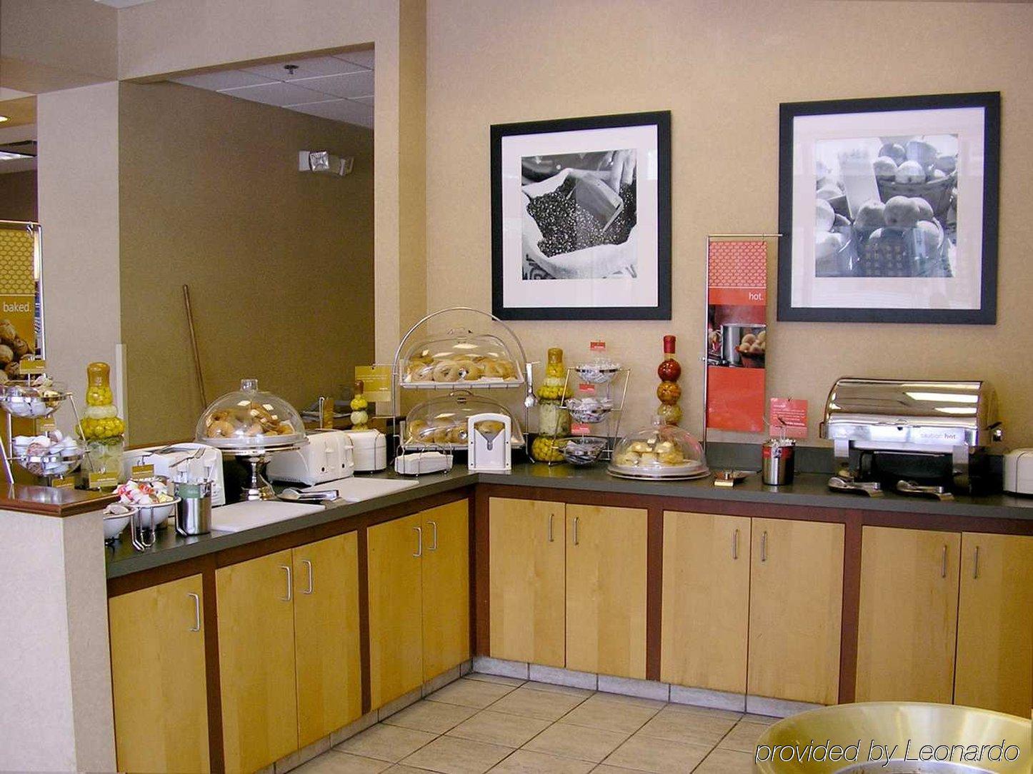 Hampton Inn Cleveland-Downtown Restaurant photo